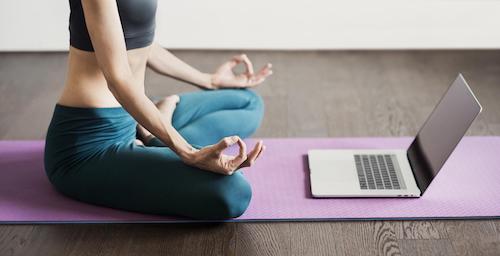 Yoga mit Laptop