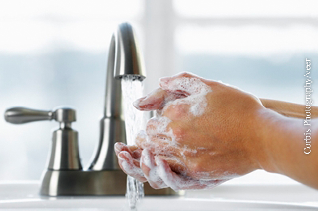 Hygienemaßnahmen wie Händewaschen helfen, das Ausbreiten von Krankenhauskeimen zu verhindern.